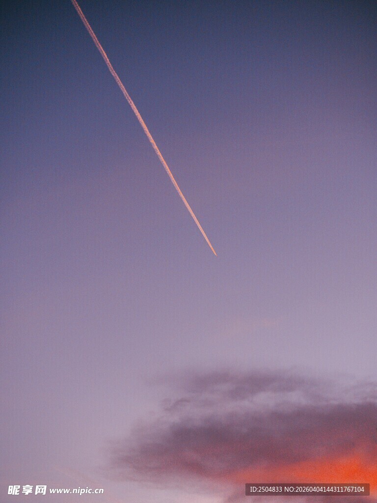 晚霞中飞机留下的航迹