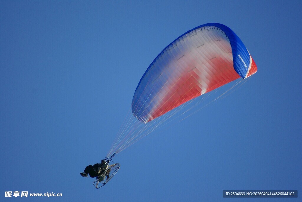 空中滑翔伞飞行画面