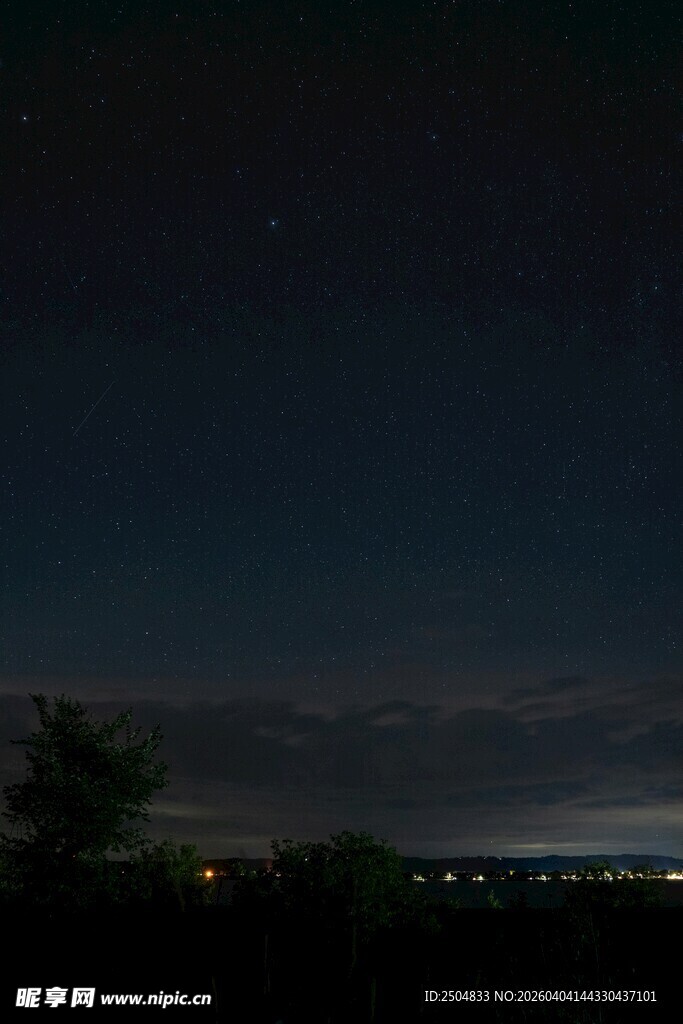 夜幕下的静谧城郊风光