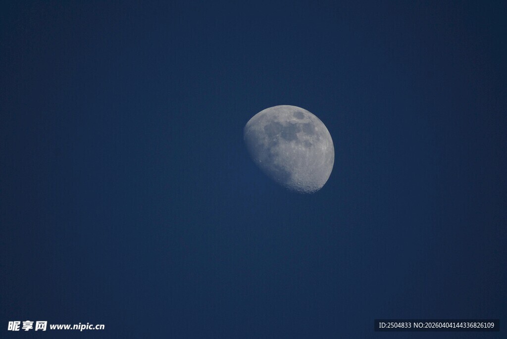 夜空中的半圆月亮