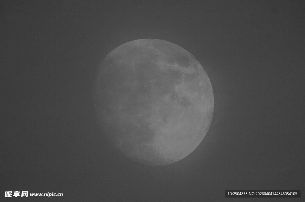 夜空中的朦胧月亮