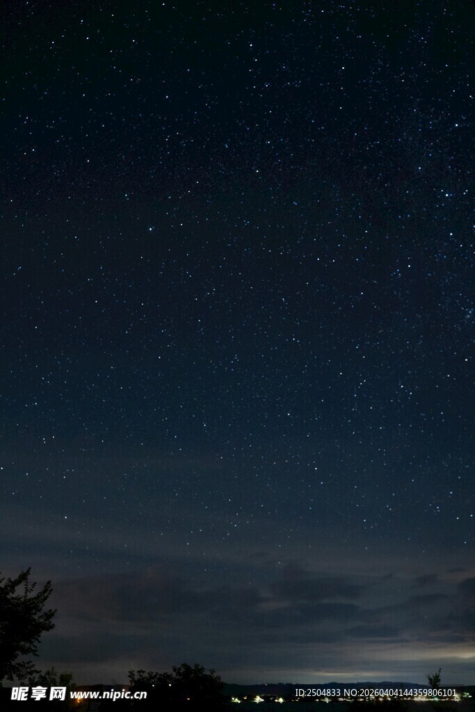 夜空繁星下的城市轮廓