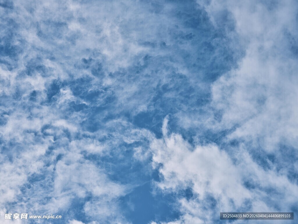 蓝天飘白云