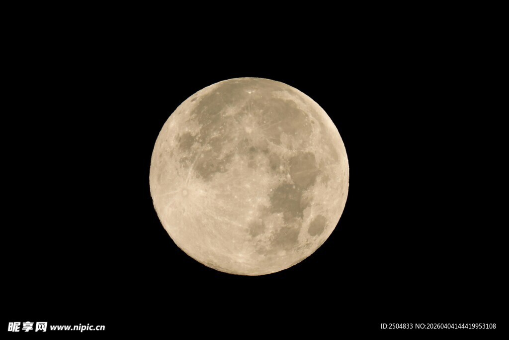 满月高悬夜空