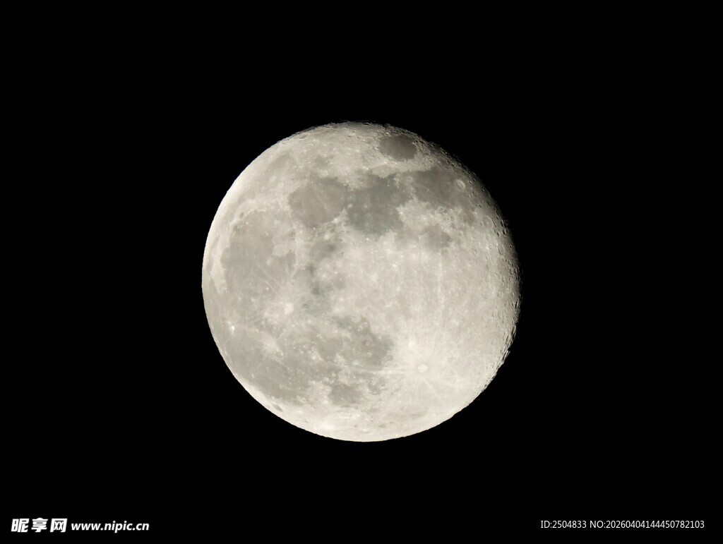 夜空中的皎洁明月