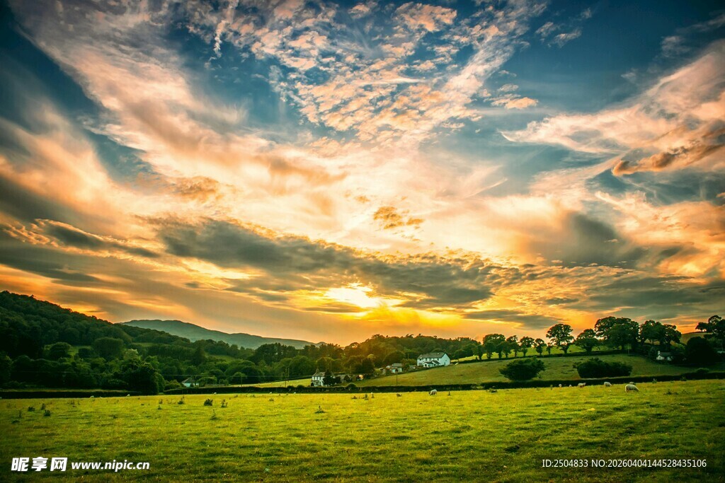 夕阳下的绿野与绚丽云霞
