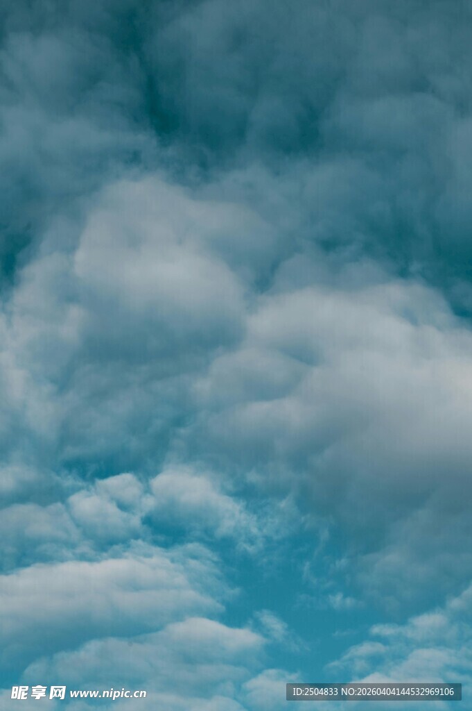 蓝天之上的蓬松云朵