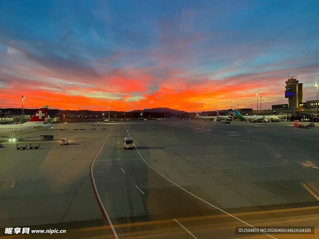 城市黄昏下的开阔停车场