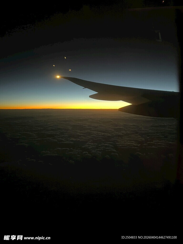 飞机窗外的日出美景