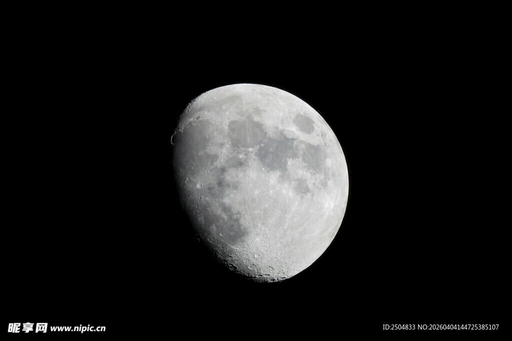 半月悬于夜空