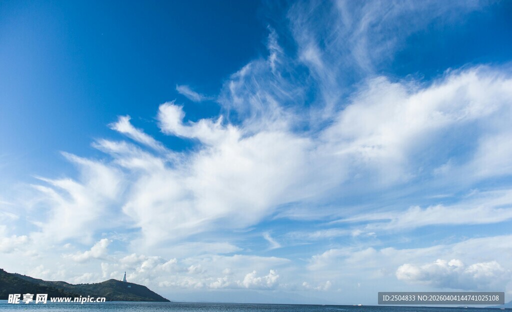 蓝天碧海间的飘逸云彩