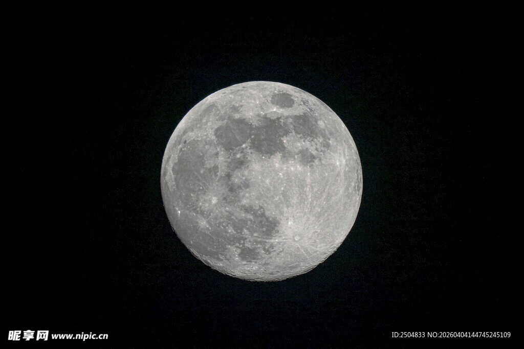 夜空中的皎洁满月