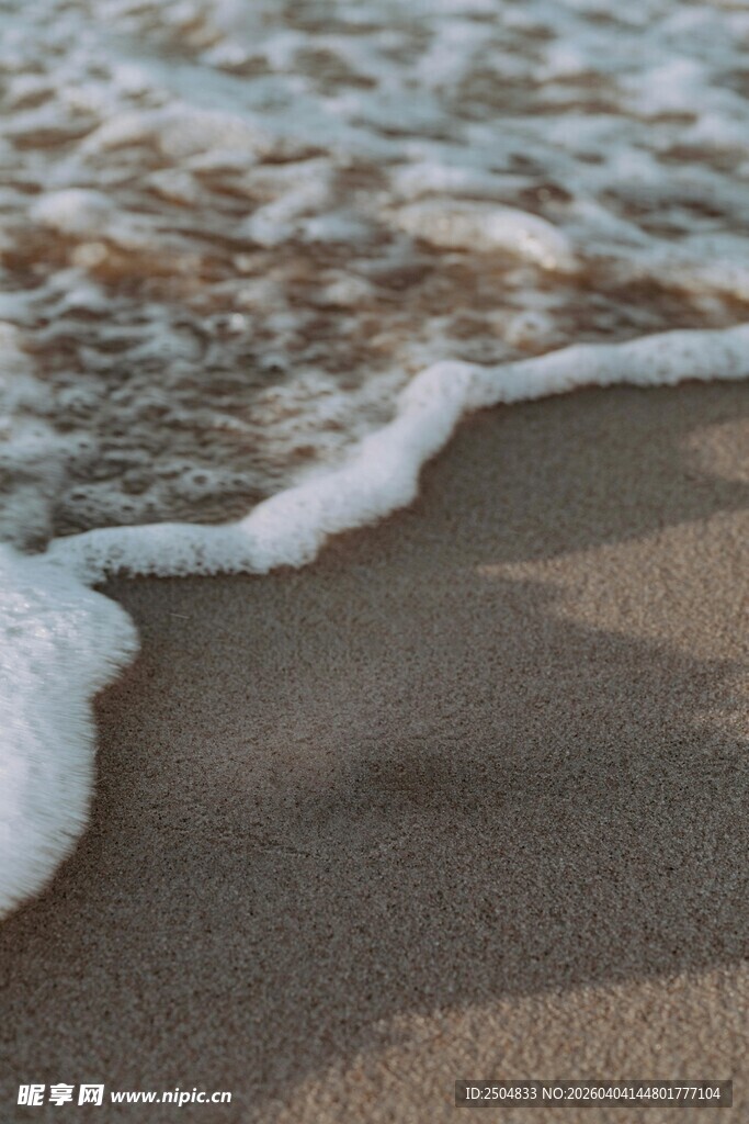 海浪轻吻沙滩的美好瞬间