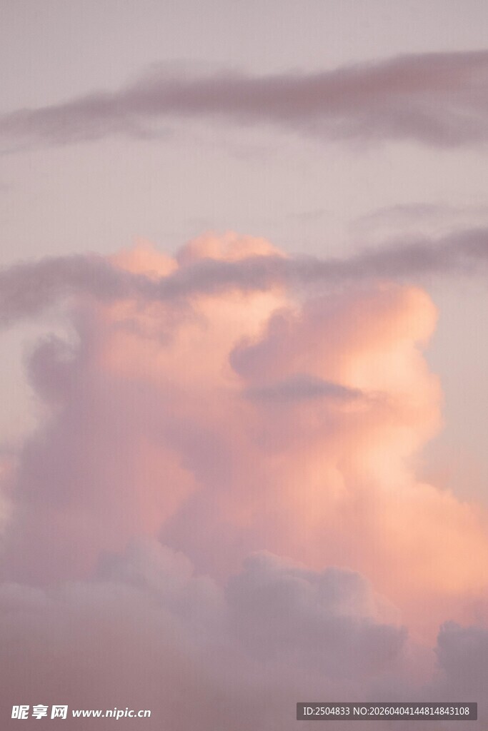 梦幻粉色天空中的云朵