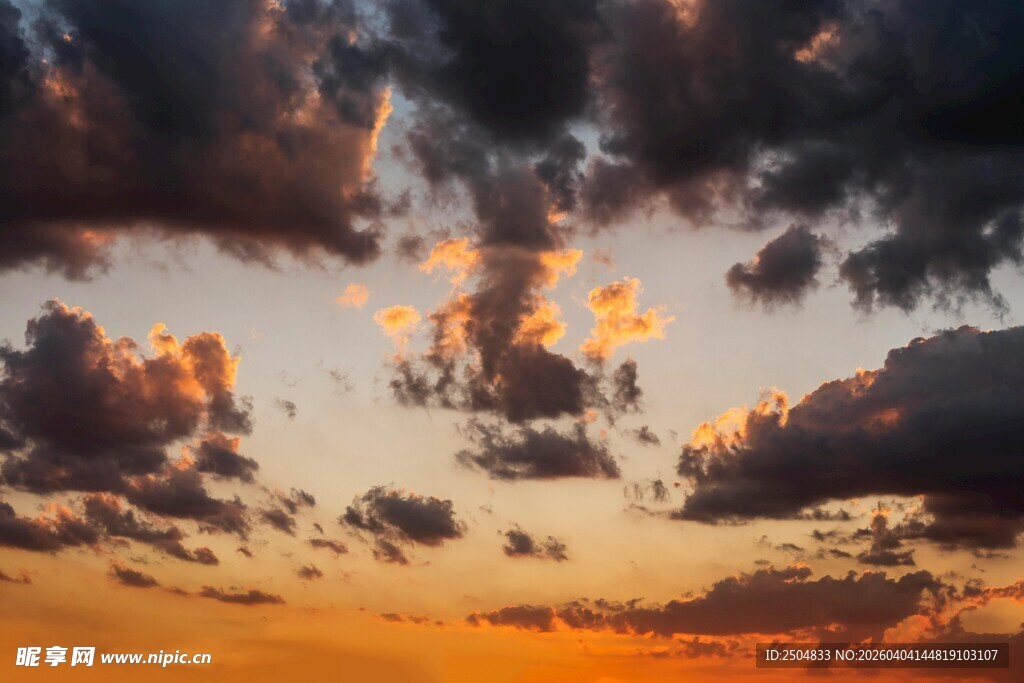夕阳下的绚烂云层