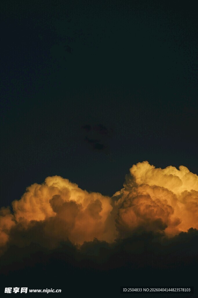 夜幕下的绚烂云层