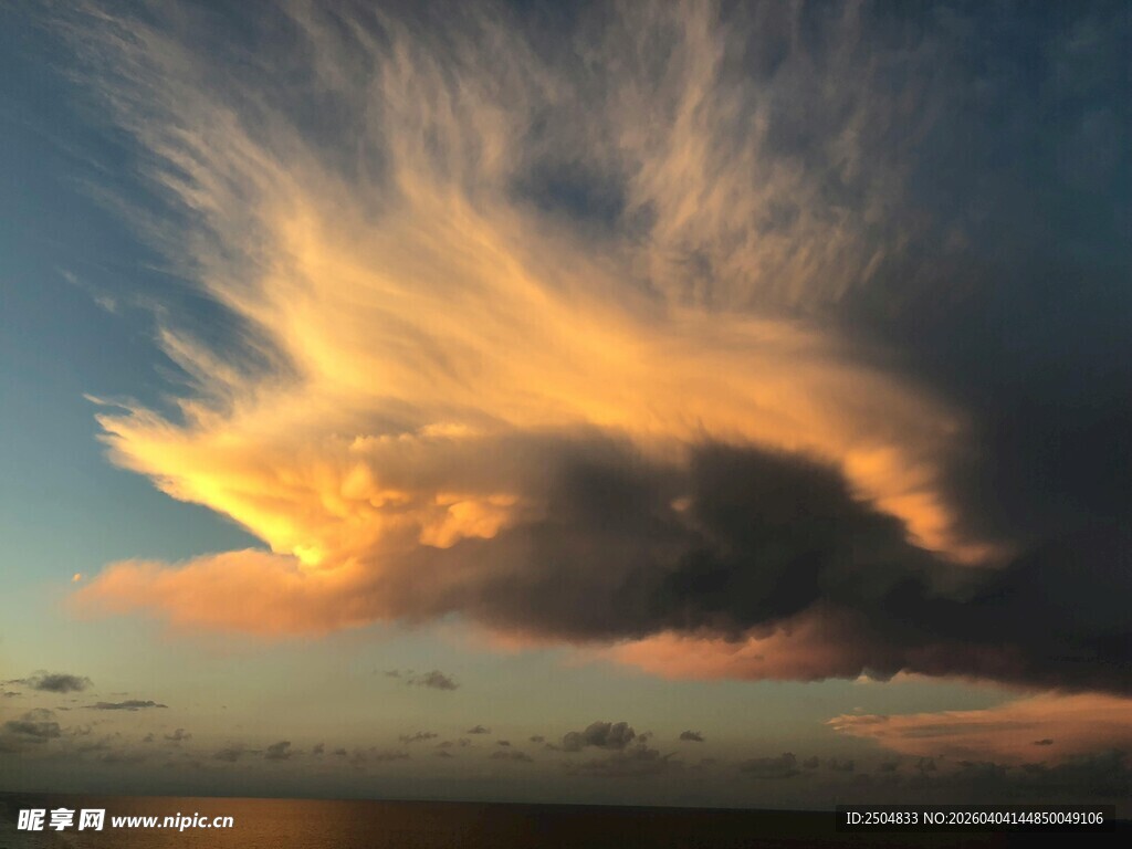夕阳下的绚丽云彩
