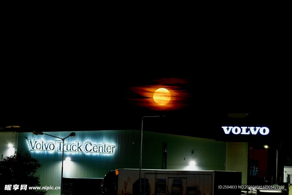 夜晚中的沃尔沃汽车展厅