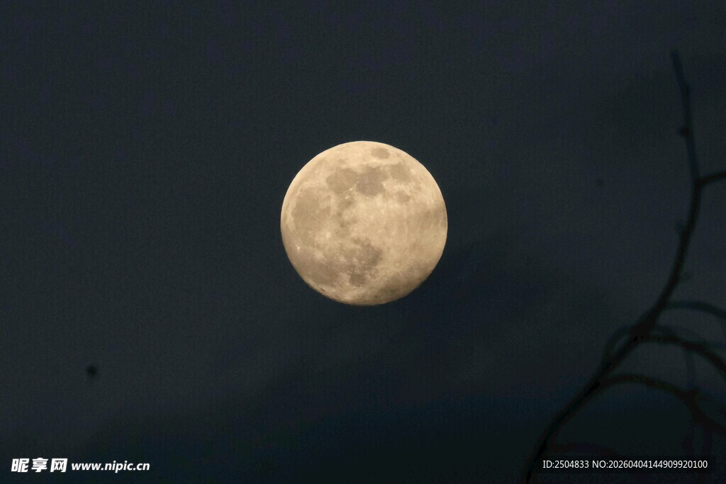 夜空中的皎洁满月