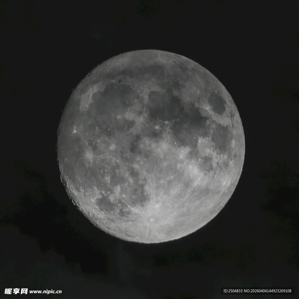 夜空中的圆满明月