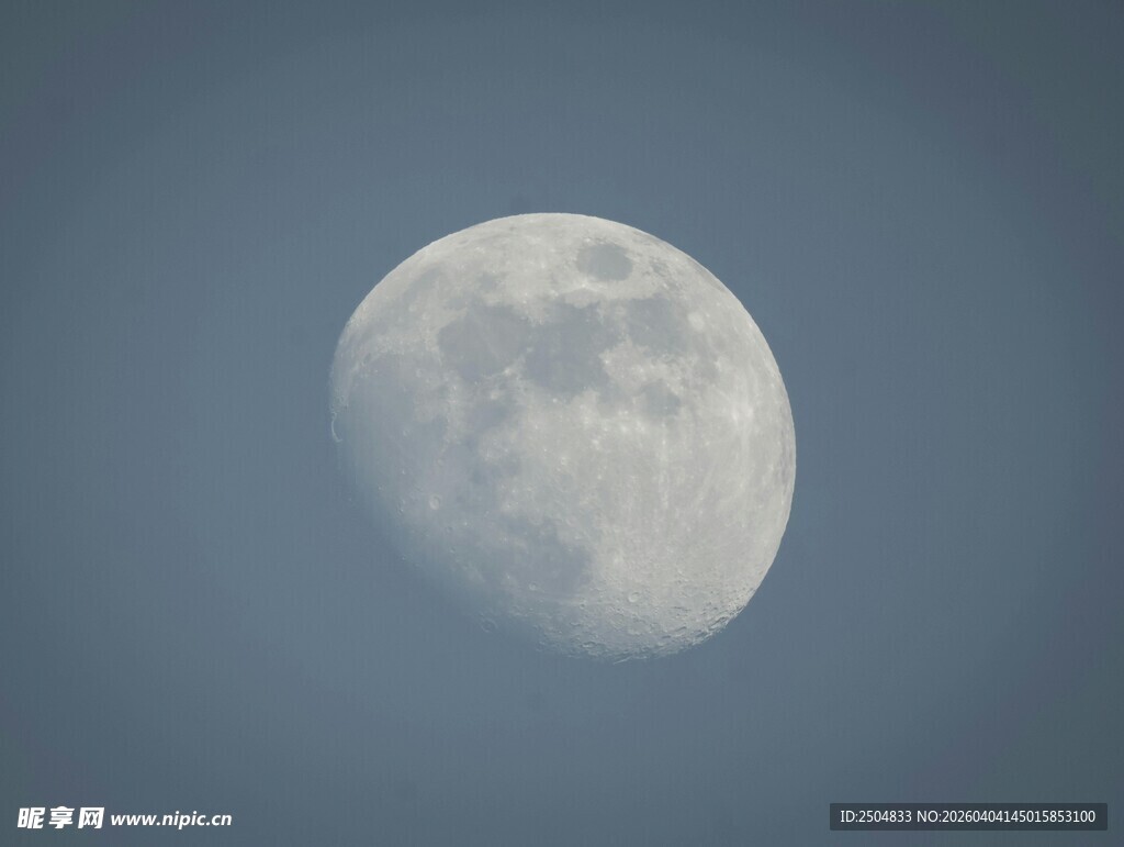 夜空中的半轮明月