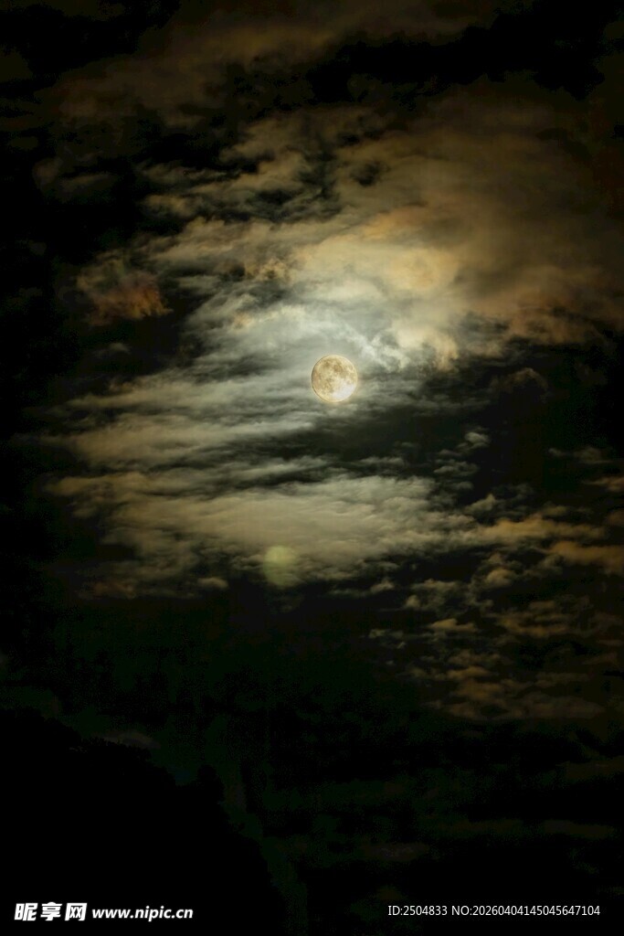 月夜云景 月光穿透云层