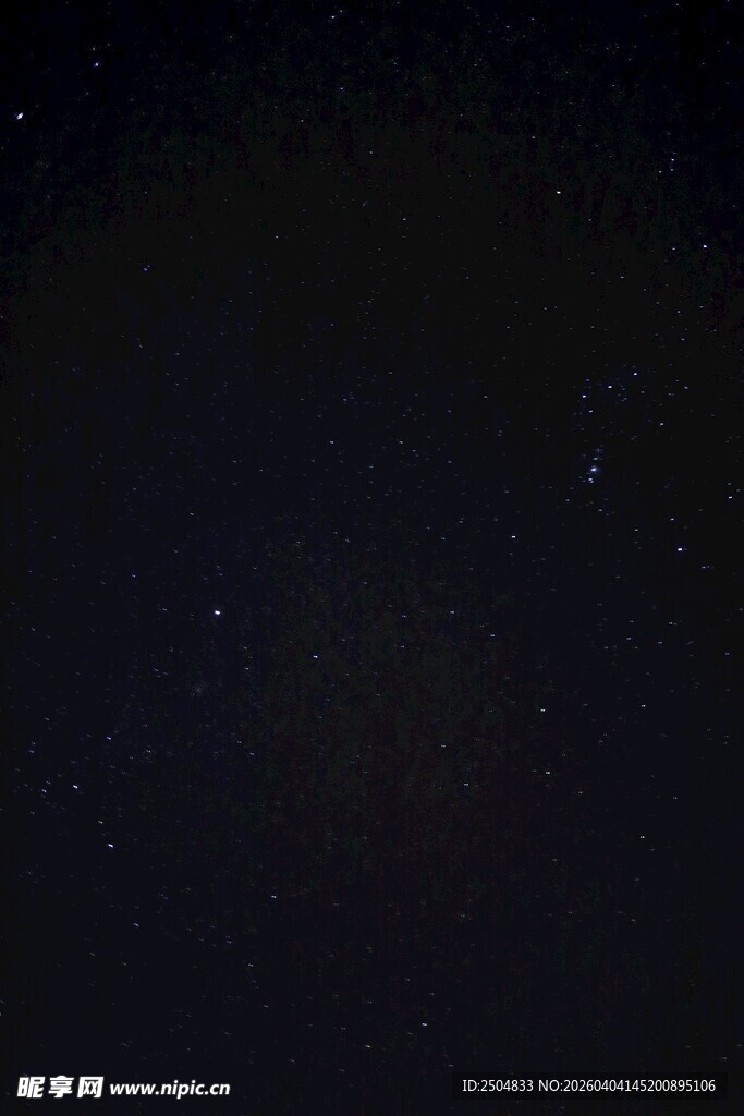 深邃夜空下的点点星光