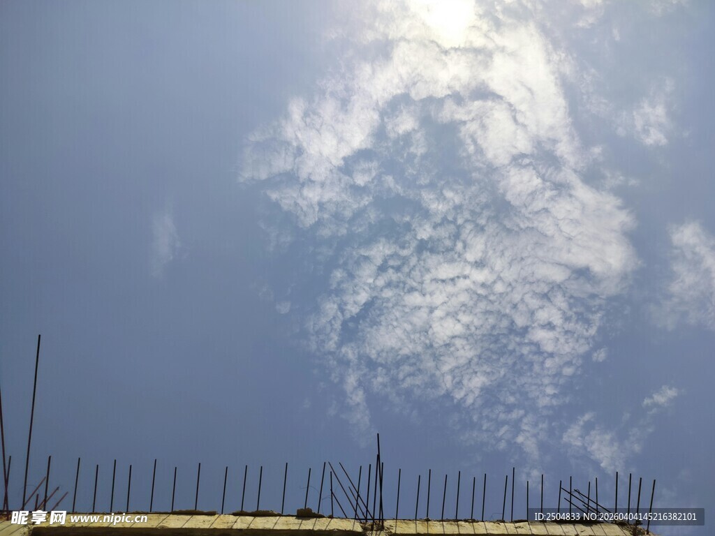蓝天阳光与稀疏云朵