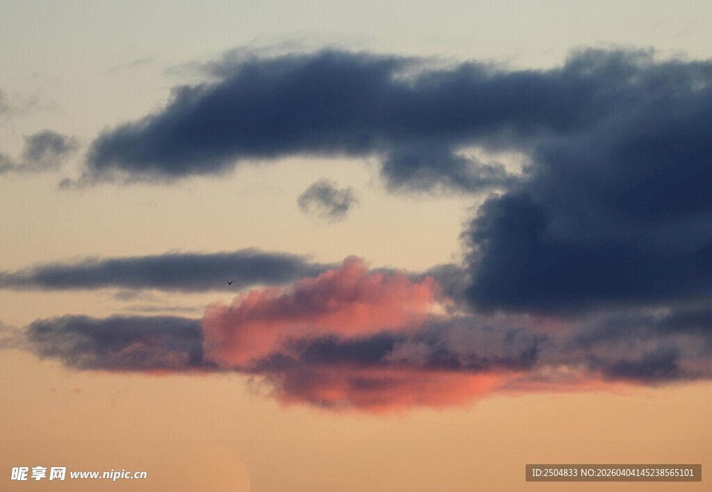 夕阳下的绚烂云层
