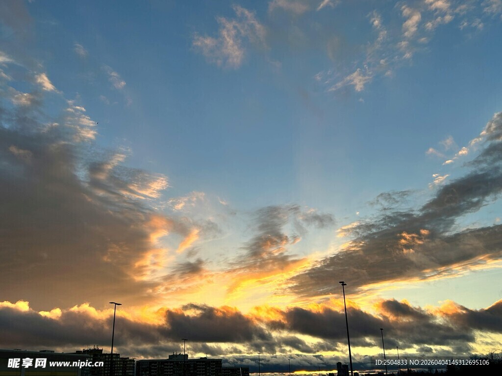 日落时分的绚烂天空