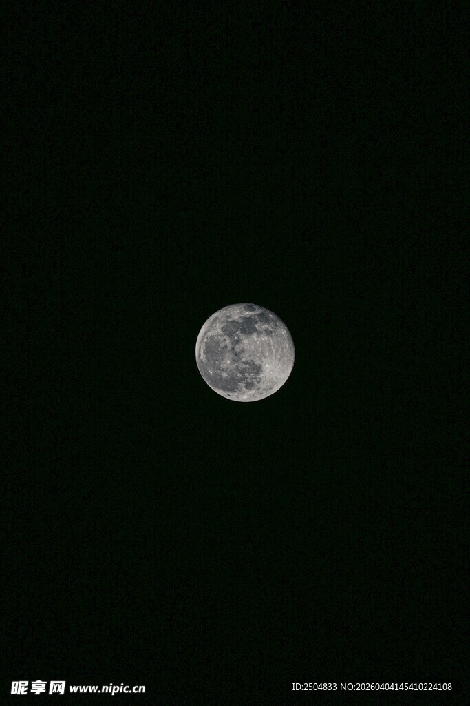 夜空中的皎洁明月