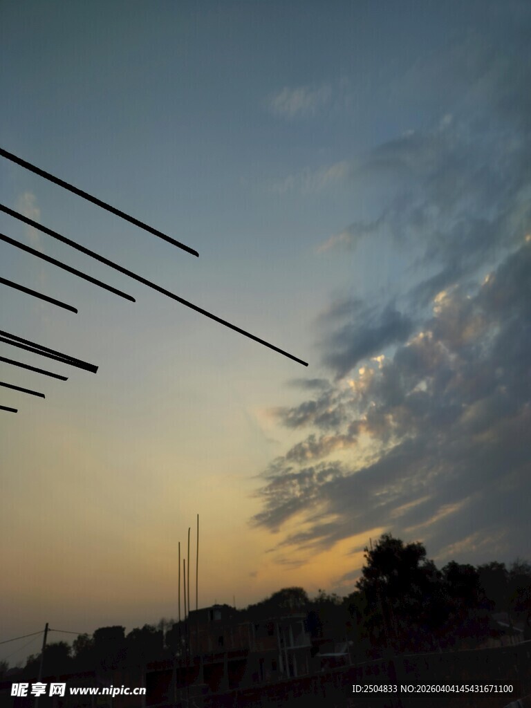 夕阳下的电线与天空景色