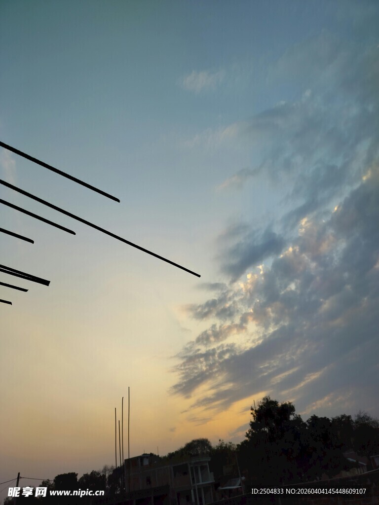 黄昏下的电线与天空景色