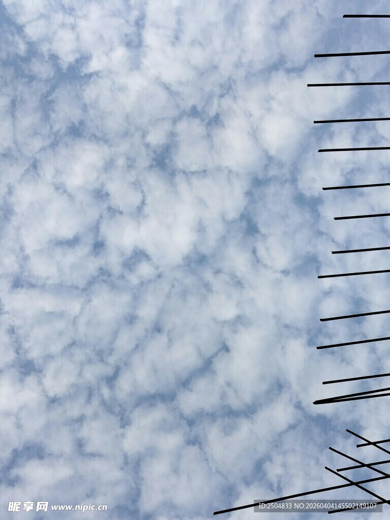 仰视天空中的云朵与建筑