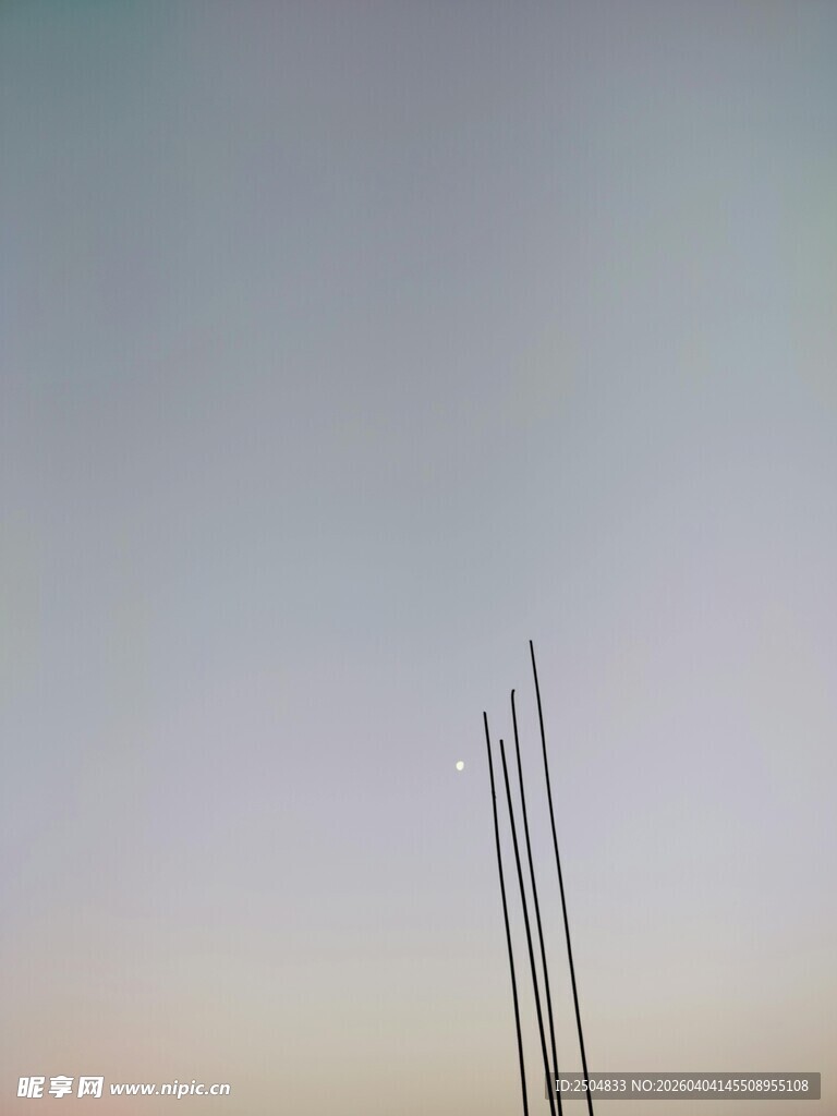 天际线旁的两根金属杆