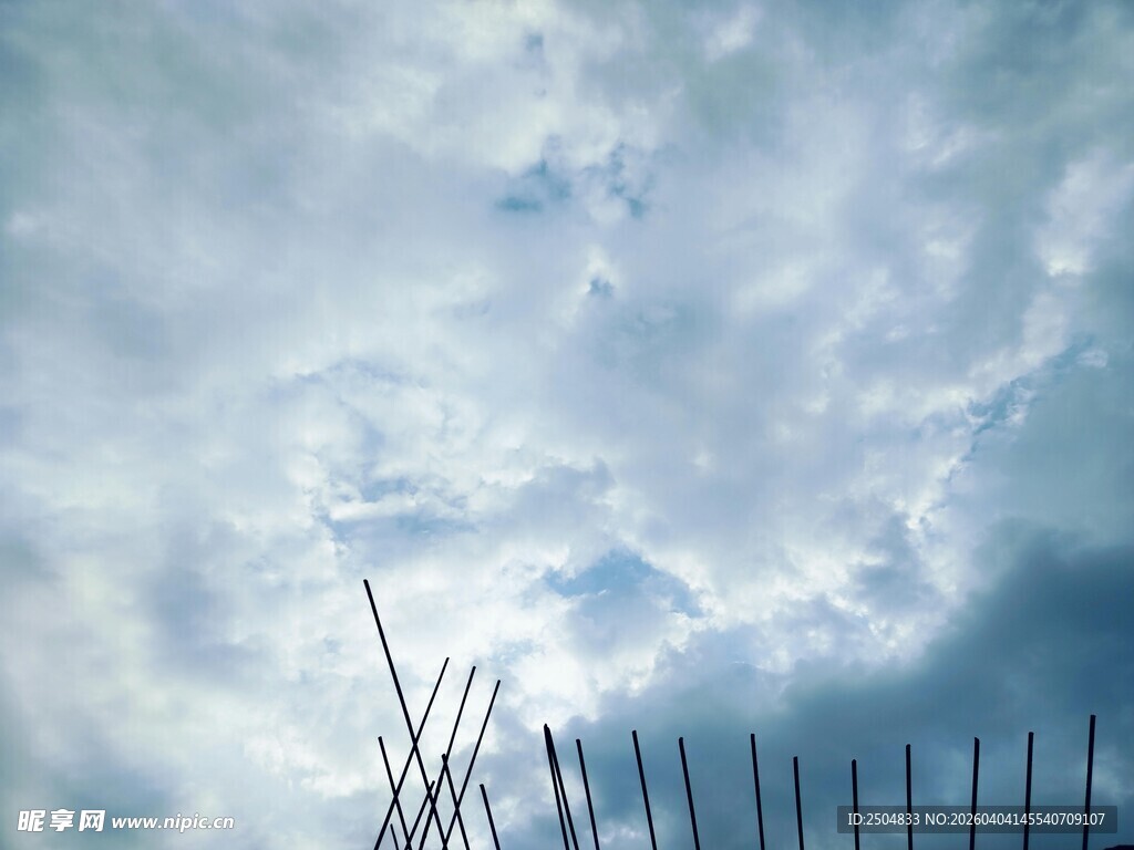 天空下的金属杆