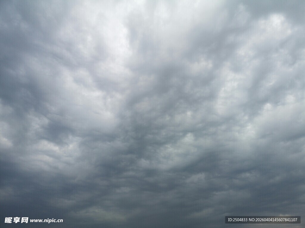 乌云密布的 沉天空