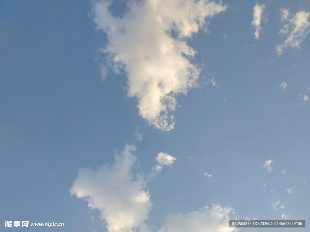 蓝天中的蓬松白云