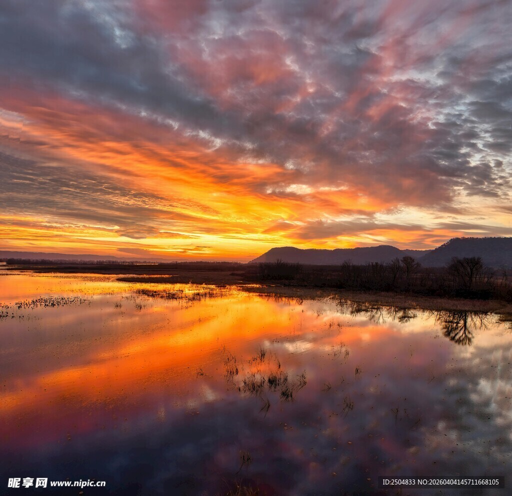 湖畔绚丽晚霞倒影美景