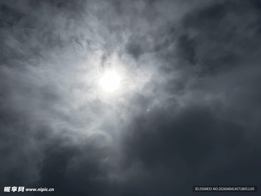 乌云蔽日下的耀眼光芒