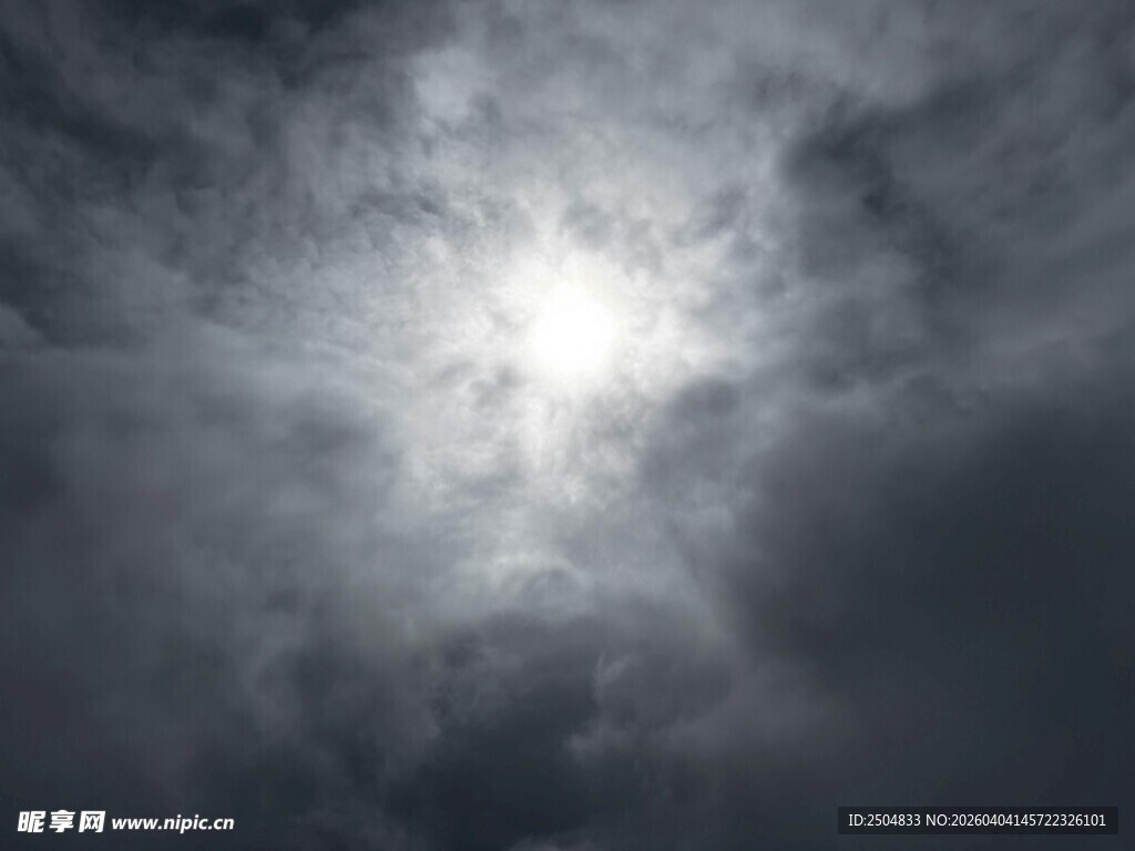 乌云蔽日的天空景象