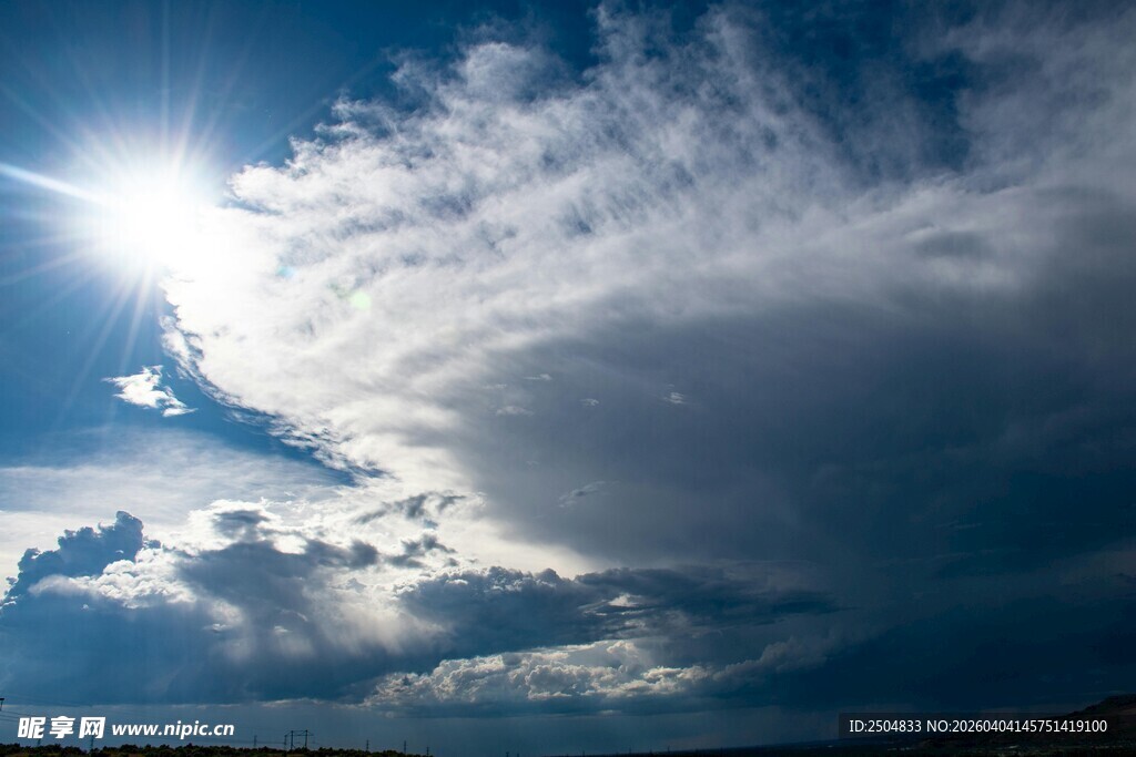 晴朗天空下的壮丽云层