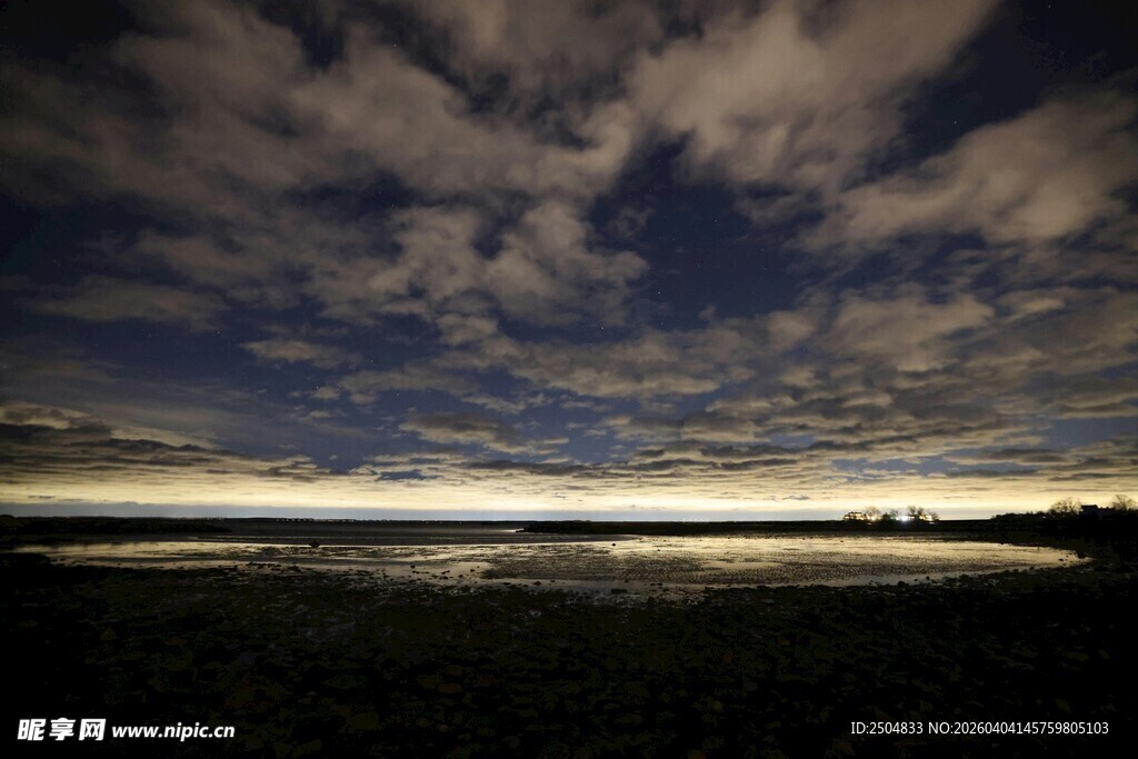 黄昏湖畔 云影交织美景