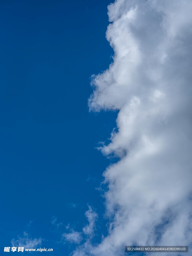 蓝天飘白云