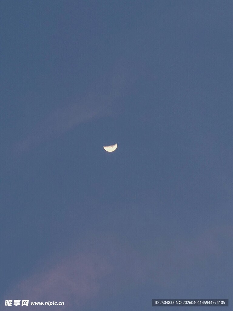 夜空中的弯弯新月