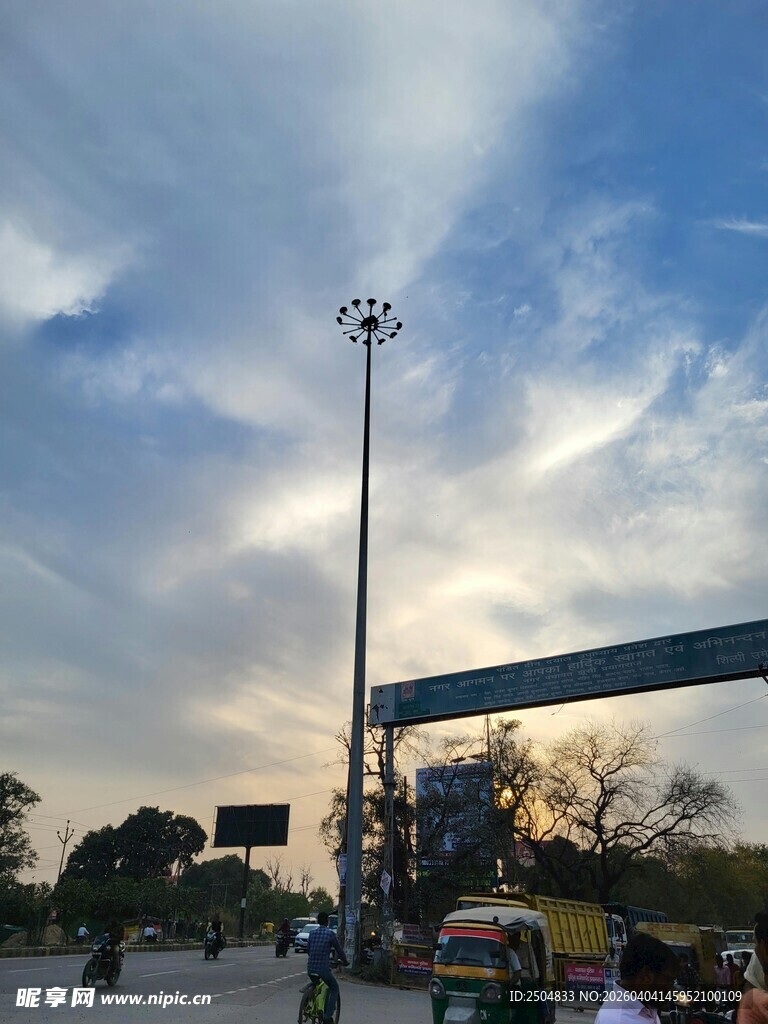 黄昏下的城市户外场景