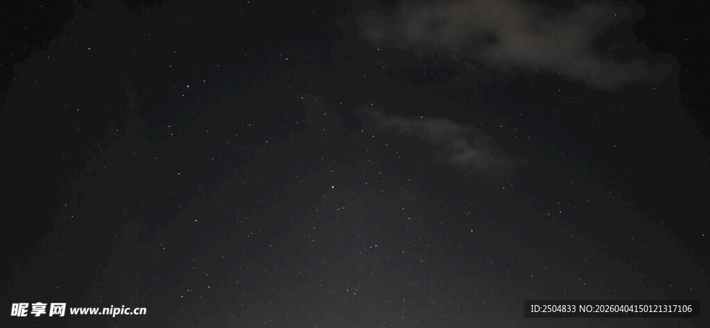 黑暗夜空下的朦胧景象