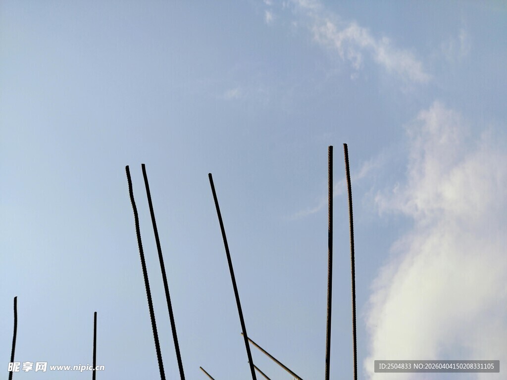 天空下的金属杆剪影