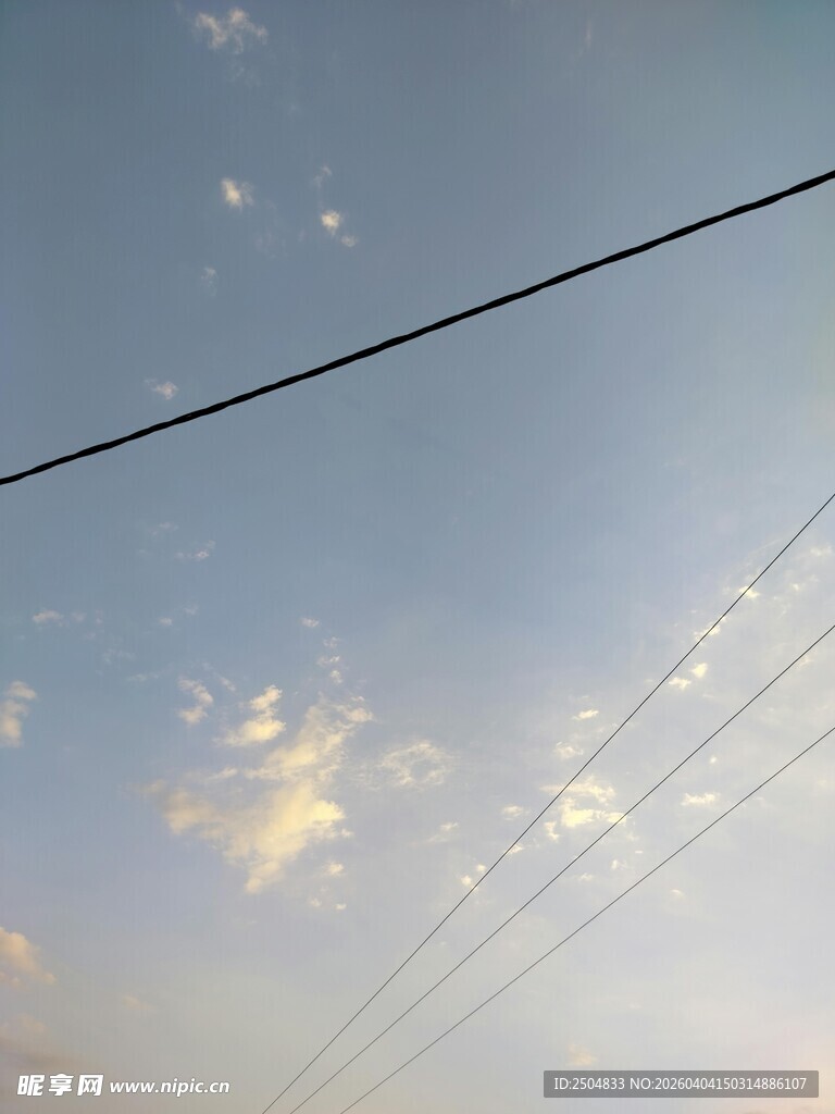 天空中的电线与云朵