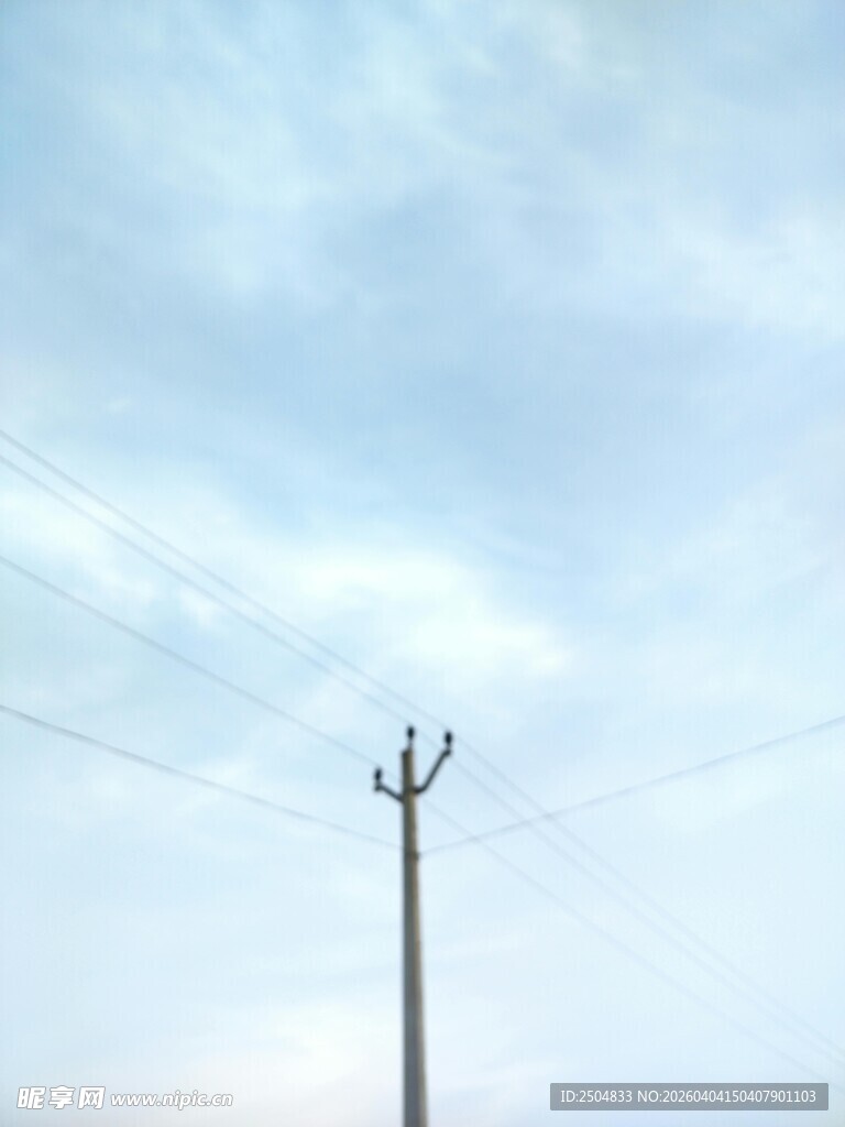 蓝天中的电线杆